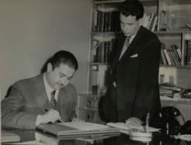 Fotografía firma de contrato con Producine