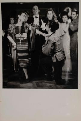 Fotografía grupal en blanco y negro
