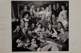 Fotografía de Sergio Vodanovic con grupo de amigos